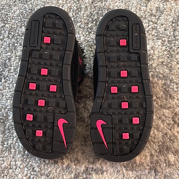 Nike Kids ACG Fur Lined Sneaker Boots Size:11C Hot Pink Black and Grey - Picture 6 of 15